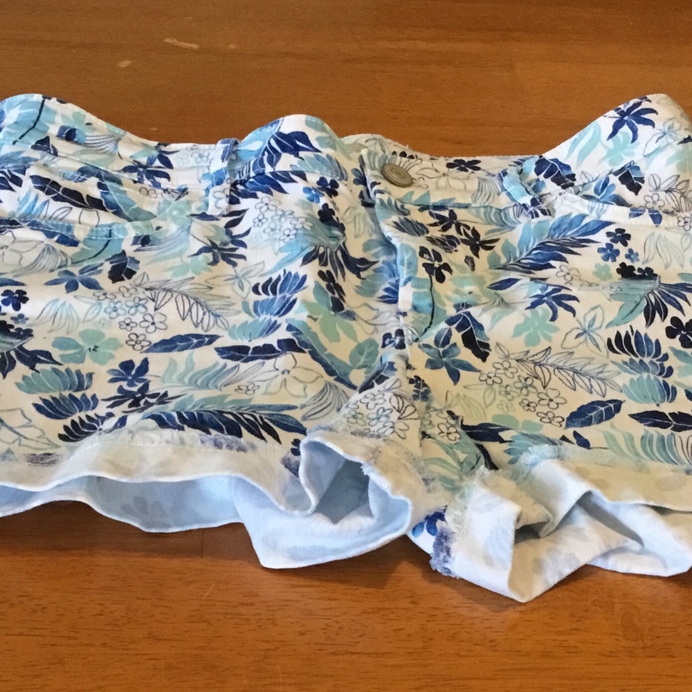 Tommy Bahama White Blue Floral Jean Shorts sz 31
